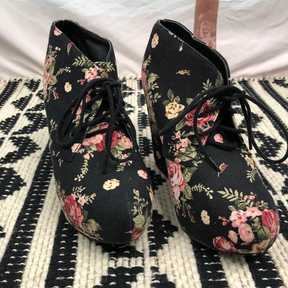 Shi by JOURNEYS Shoes - Shi by Journeys Floral Lace Up Booties Size 8
